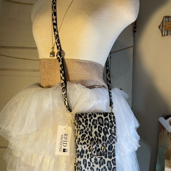 Cheetah Grey Smartphone Wallet - Picture 5 of 7